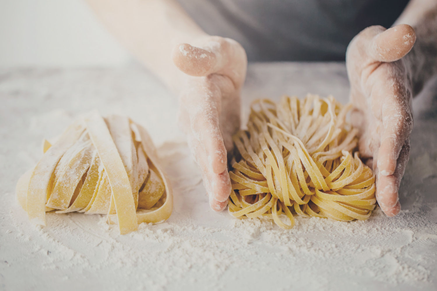 Chef, der traditionelle italienische selbst gemachte Teigwaren bildet