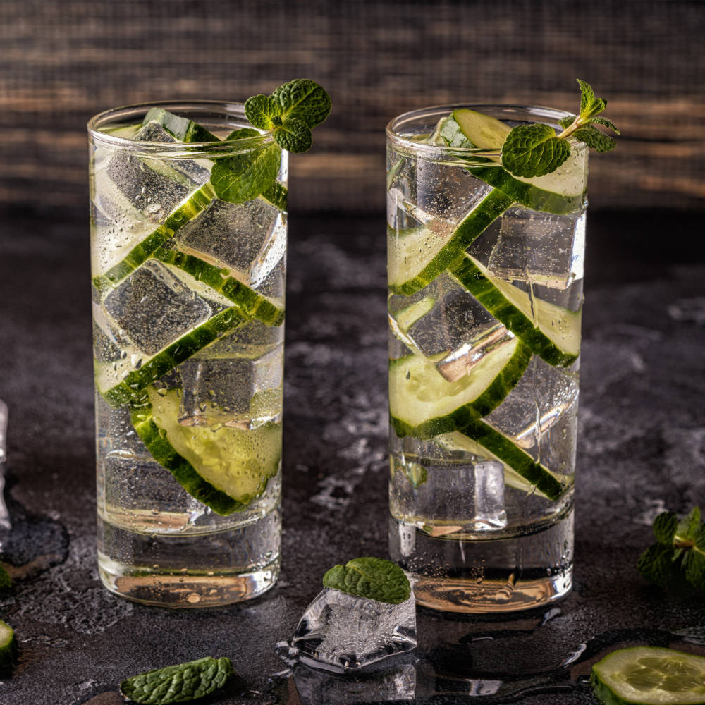 Detox-Frucht infundierte Wasser in Gläsern