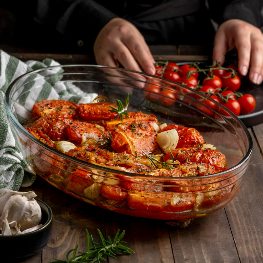 Nahaufnahmehände, die Tomaten halten
