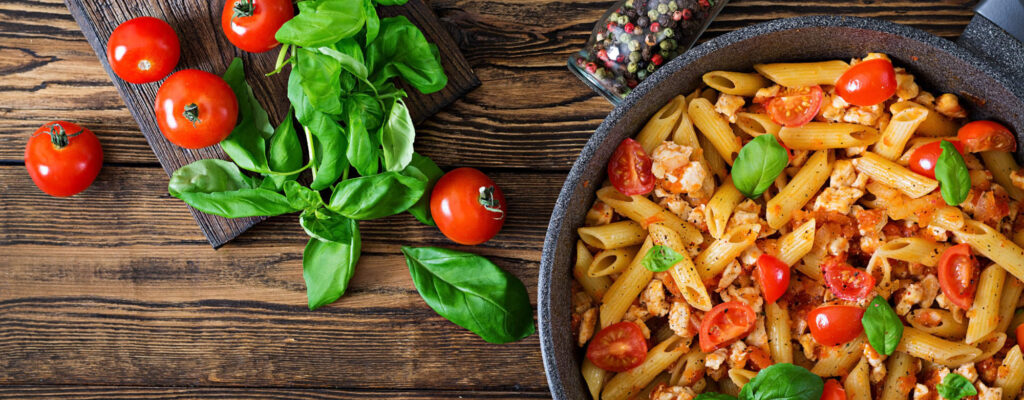 Penne-Teigwaren in der Tomatensauce mit Huhn