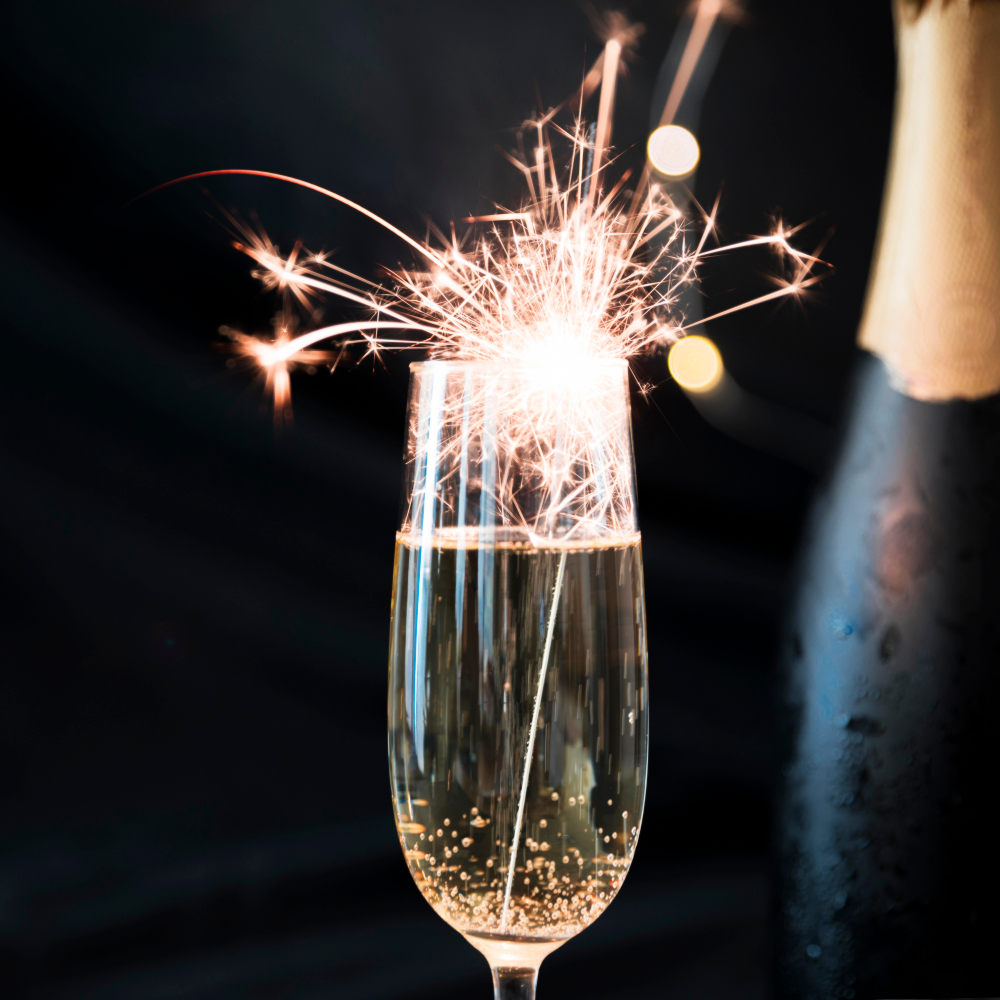 Brennendes Bengal-Feuer im Champagnerglas