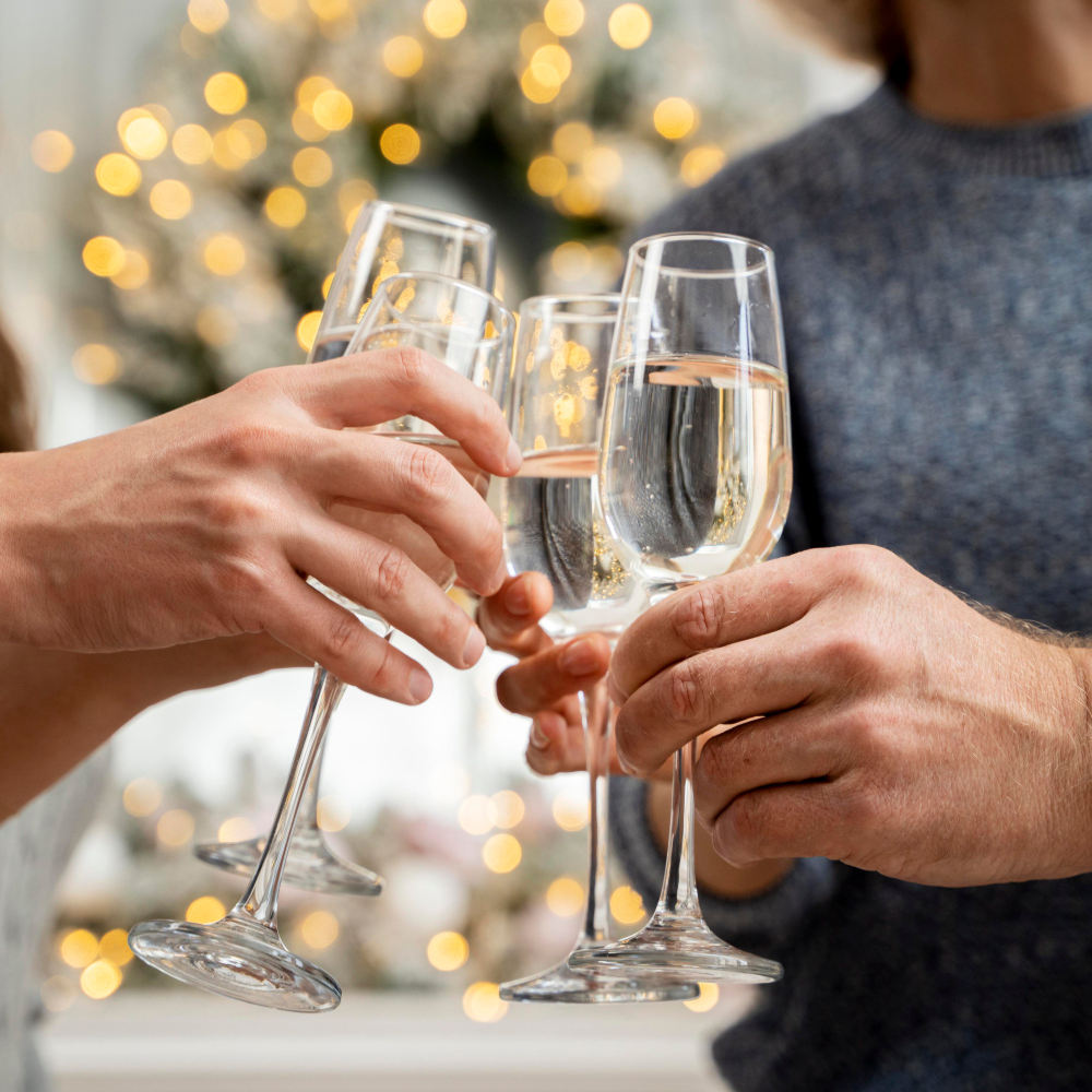 Familie, die mit Champagner jubelt